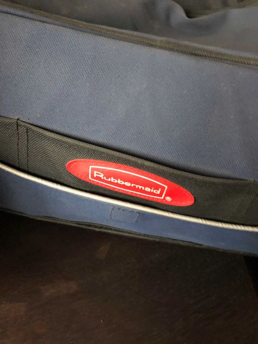 Mala ferramentas semi-rígida Rubbermaid para transporte e organização de material.