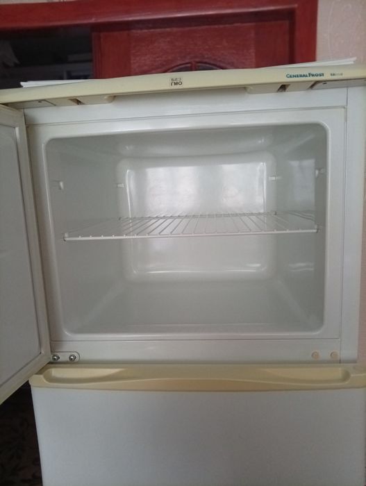 Холодильник з морозильною камерою General Frost
