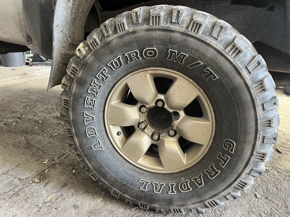 Pneus 33 + jantes tiyota hillux