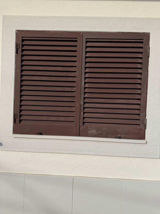 Vendo janelas de aluminio com vidro duplo e portadas de aluminio
