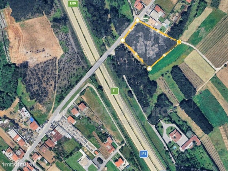 Terreno com dois artigos matriciais, em OIÃ