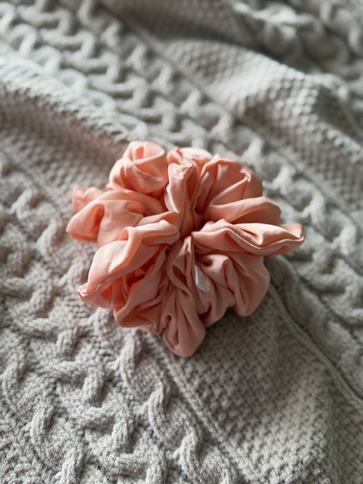 Piękna satynowa gumka do włosów scrunchie NM by Talka