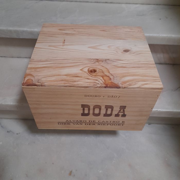 Caixa madeira vinhos arrumação