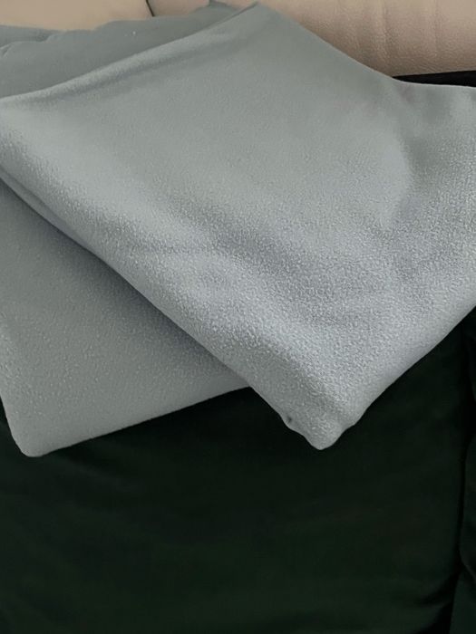 Dwa turkusowe pledy Ikea