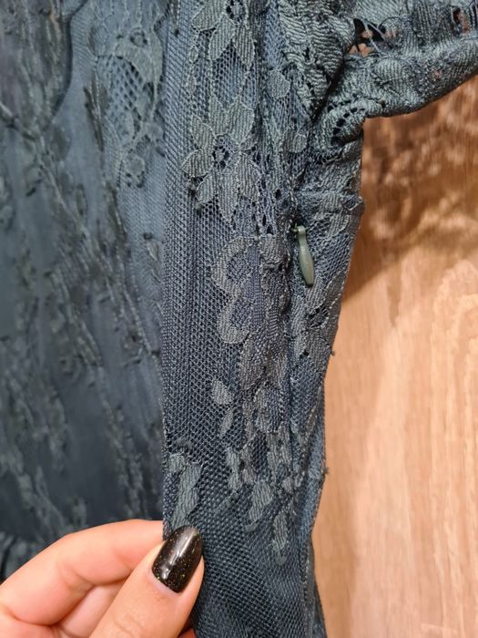 Rozkloszowana koronkowa sukienka