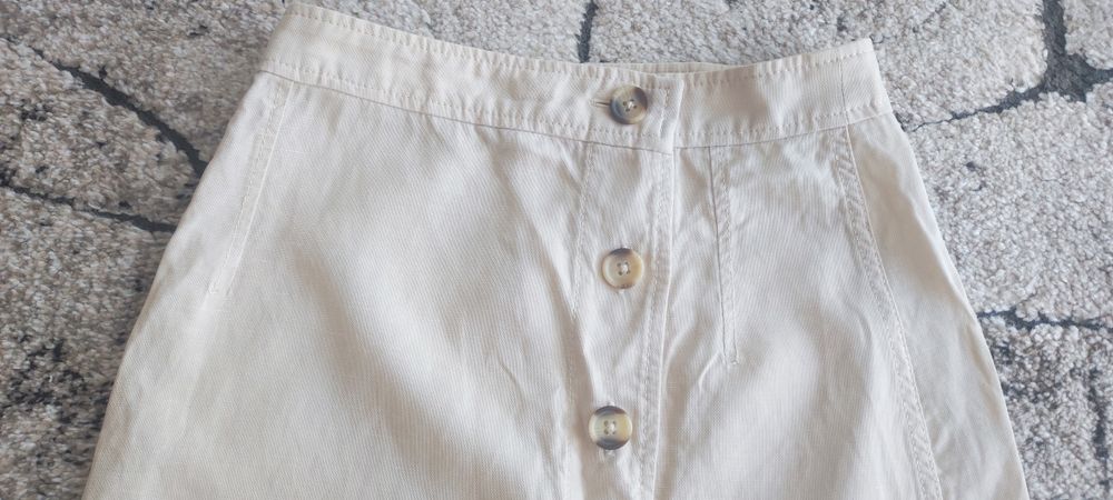 Jasna krótka spódniczka