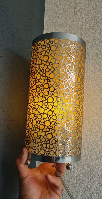 Candeeiro de mesa com rendilhado em metal