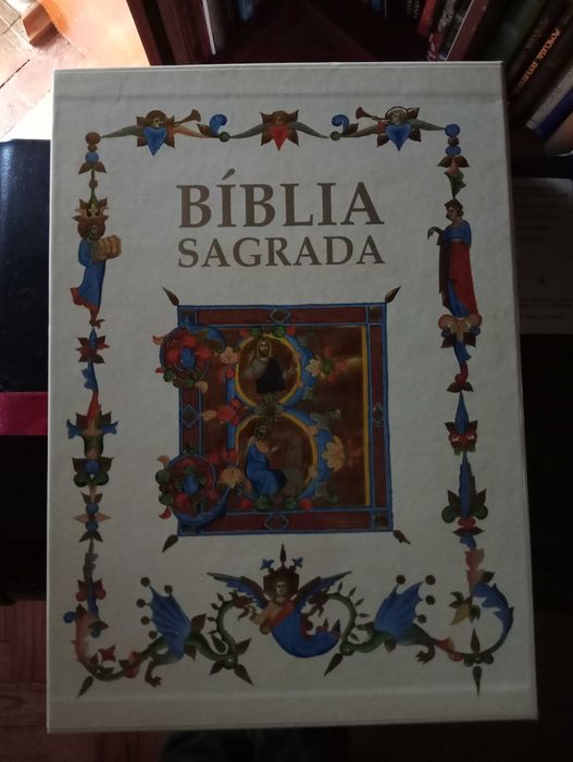 Bíblia sagrada com folha de ouro