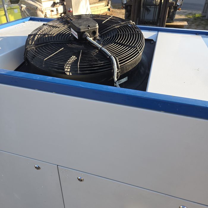 Chiller 15 kW z modułem hydraulicznym