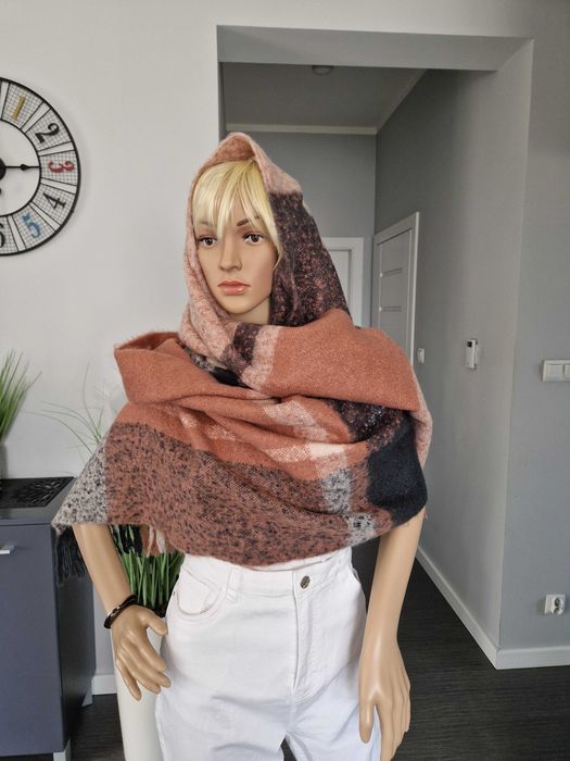Nowy duży ciepły szal H&M