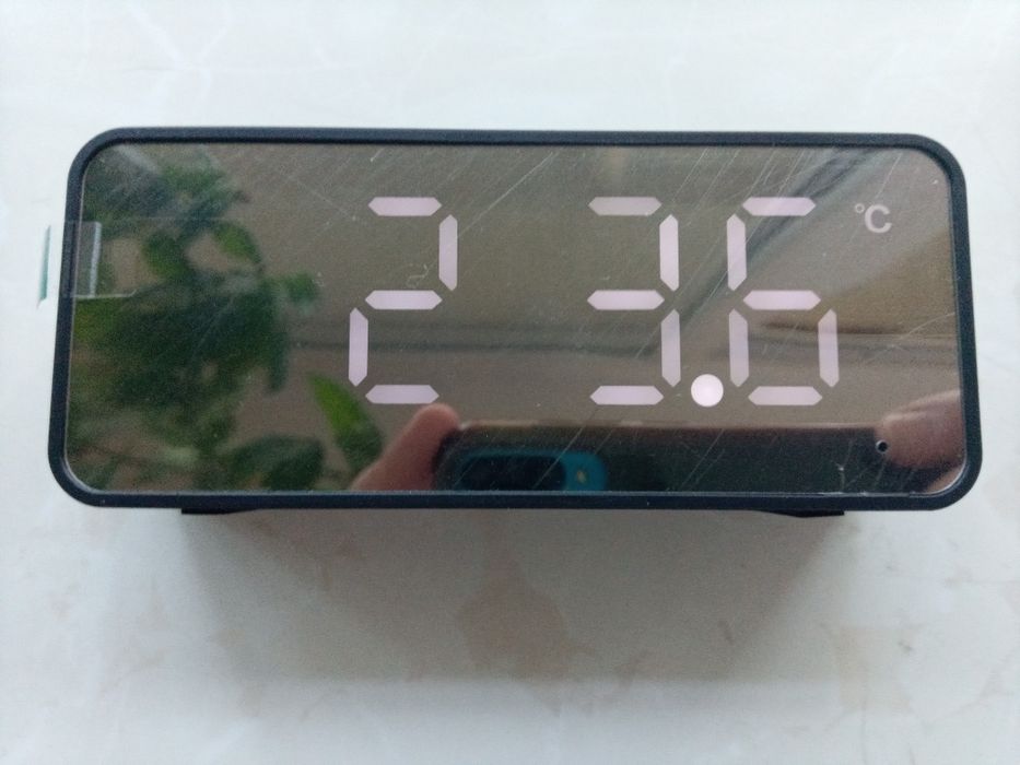 Настільний цифровий годинник