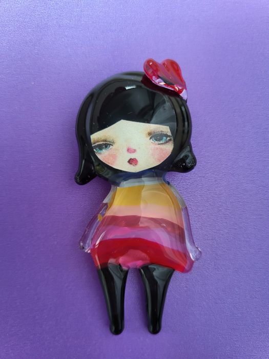 Szklana broszka, Dziewczynka z sercem, jak nowa