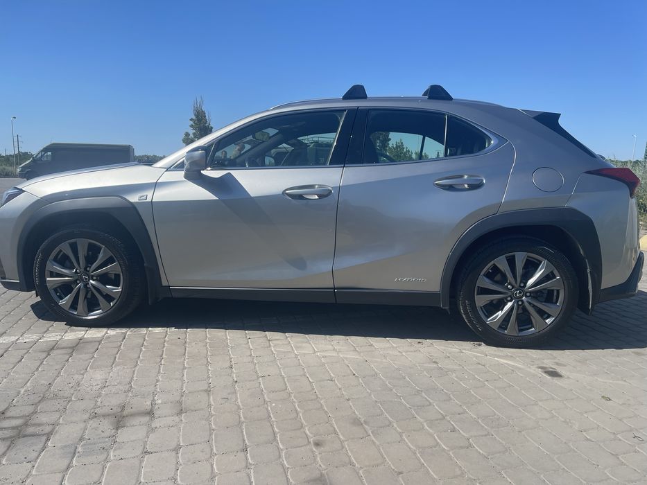 Lexus UX 250h F-sport 2020