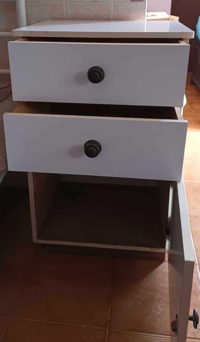 Móvel de apoio com gavetas