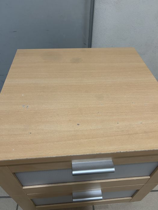 Mesinha de cabeceira folheado em madeira