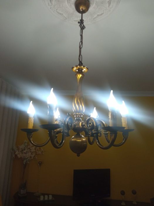 Candieiro de sala em bom estado visto ao natural mostra o seu valor.