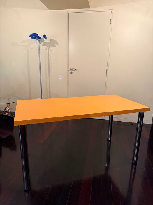 Mesa laranja com pes em metal/aluminio