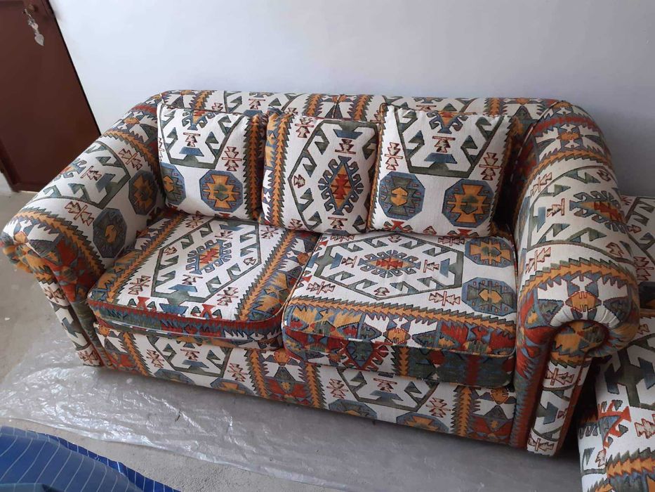 Sofá cama 3 lugares com puffs e almofadas