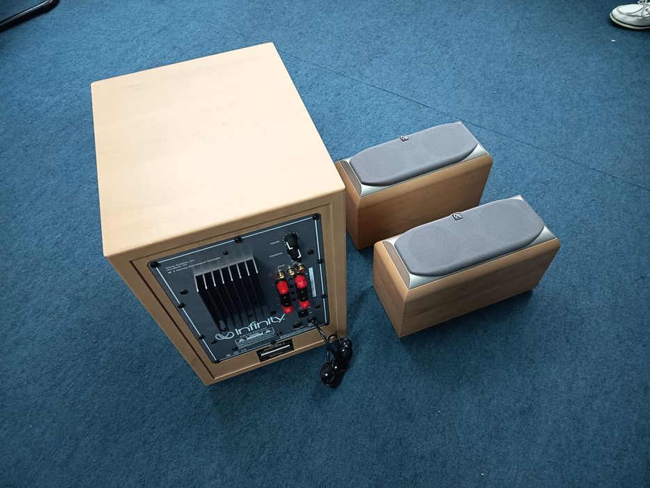 Subwoofer e duas colunas frontais Infinity