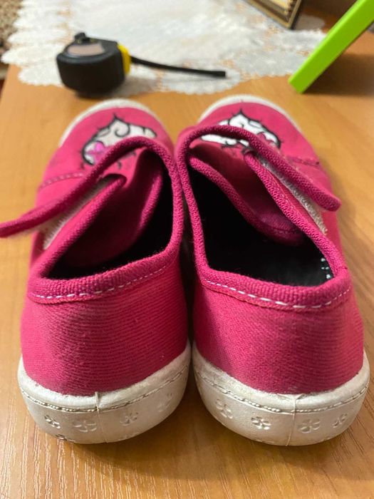 Тапочки на девочку 32 размер  стелька 19 см.