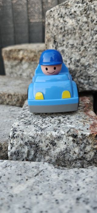 Auto policyjne z kierowcą policjantem