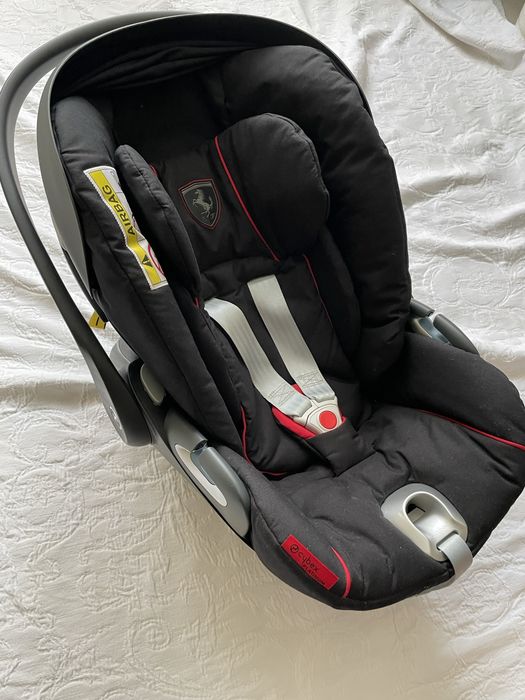 Carrinho Cybex modelo Ferrari