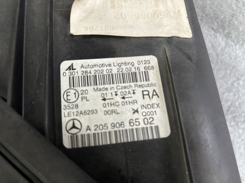 Otica direita Mercedes C w205