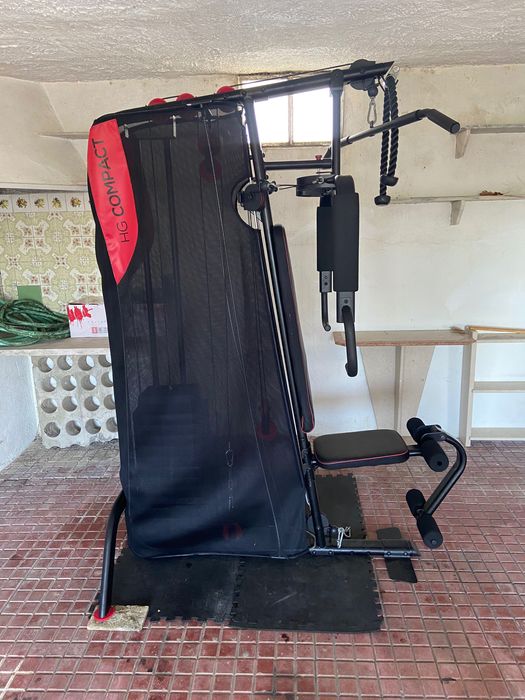 Aparelho de musculação com barra e espelho