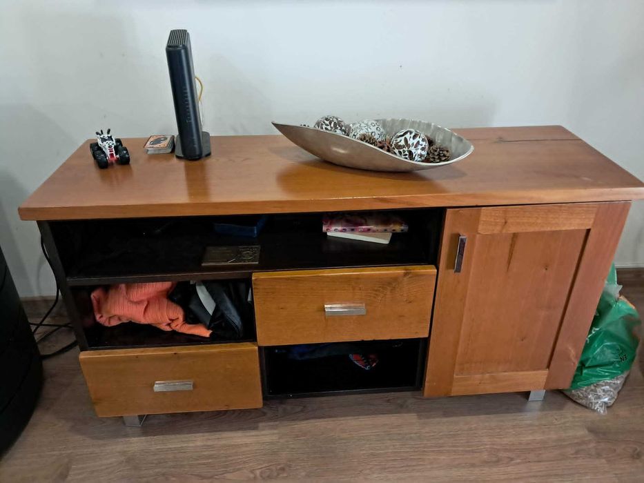 Mesa madeira, com tampo parcial em vidro preto e 6 cadeiras com assento em pele. Oferta móvel a condizer