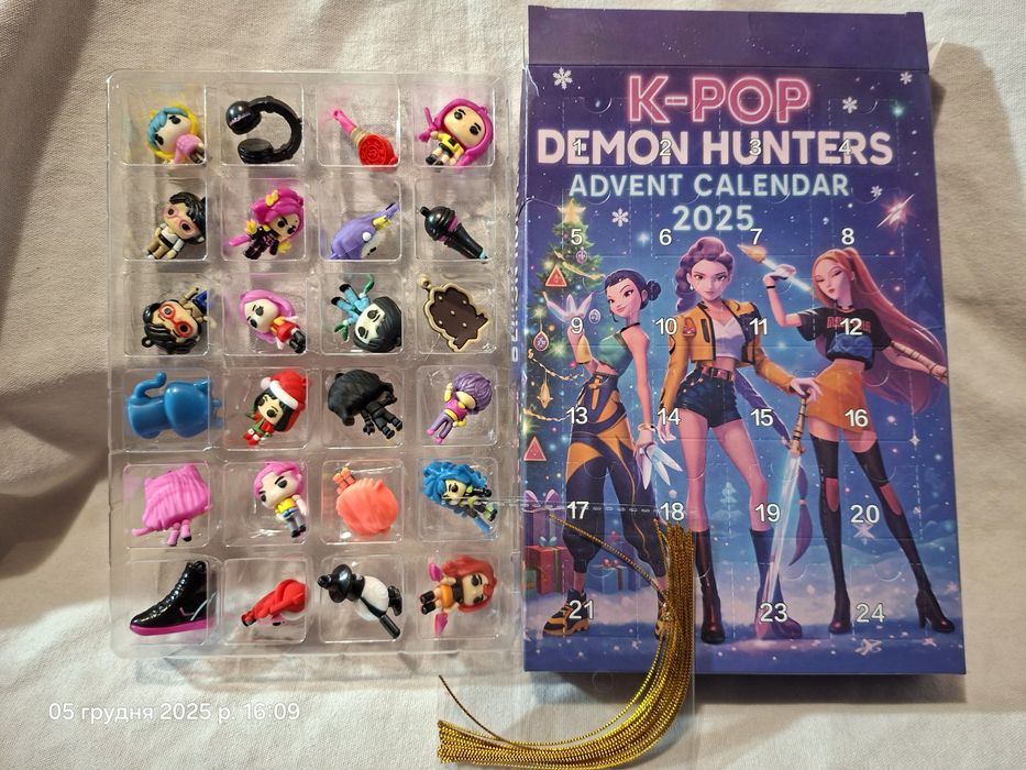 Кейпоп охотницы на демонов адвент календарь фигурки брелки 24 шт. Руми