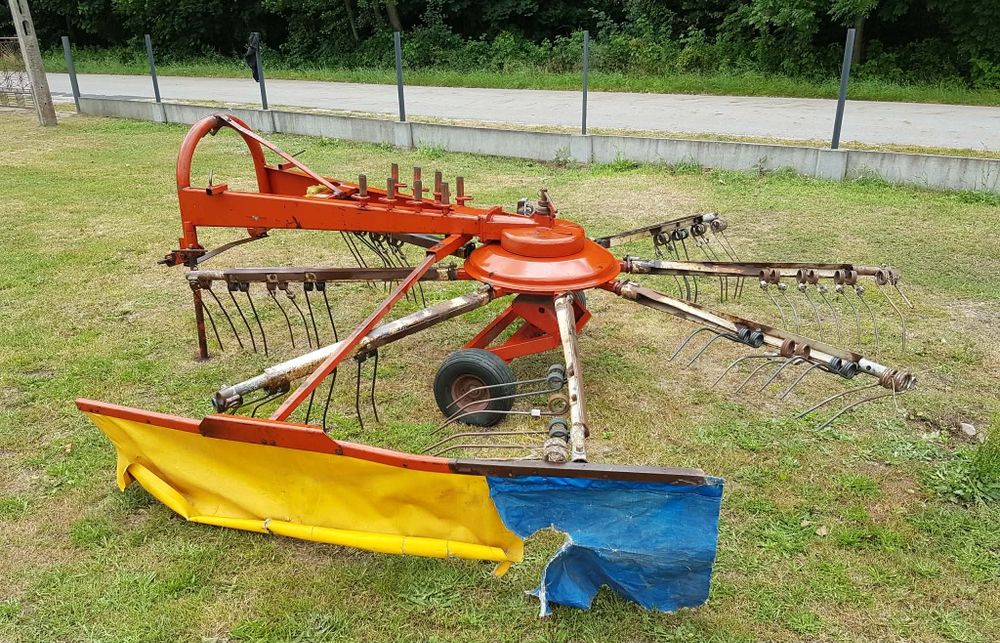 Zgrabiarka roztrząsarka  do siana karuzelowa jak Class Deutz Fahr Kuhn wyciągane ramiona kompletna i sprawna bardzo praktyczna do przejazdu i pracy.