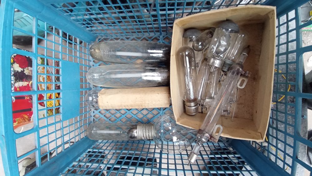 Продам лампочки все что на фото кварцевые, накаливания, кинопроэкционн