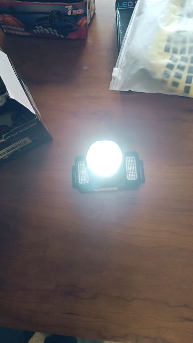 Lanternas de LED novas para utililizar na cabeça, a  bateria,