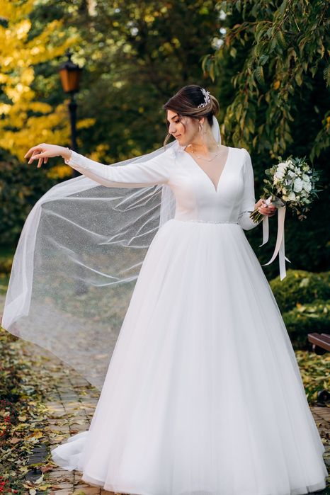 Весільна сукня з довгим рукавом