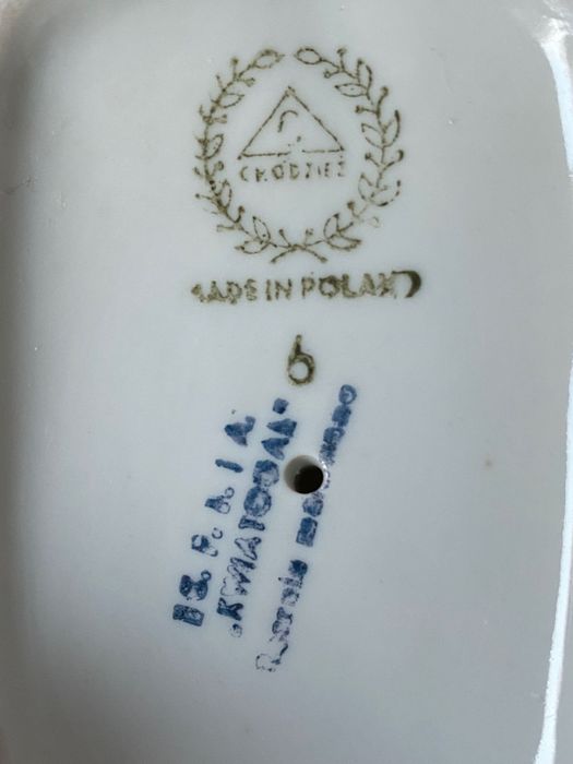 REZERWACJA Porcelanowa dziewczynka z kotkiem, Chodzież