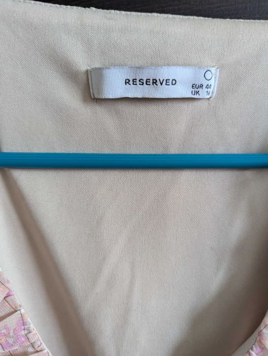 Kremowa sukienka Reserved z falbanką