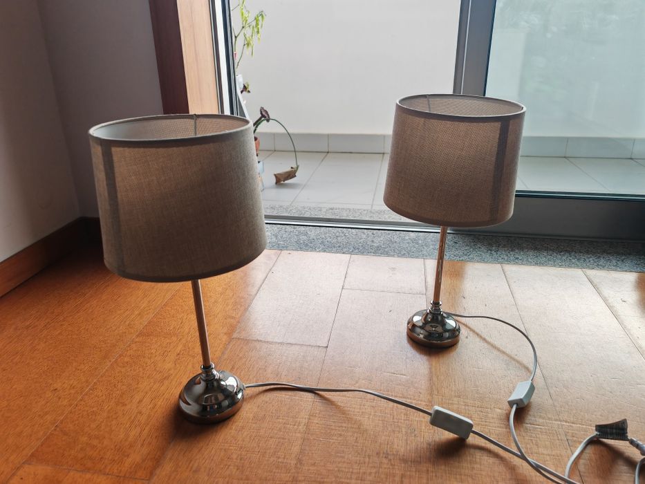 2 Candeeiros de mesa com lâmpada led e abajur