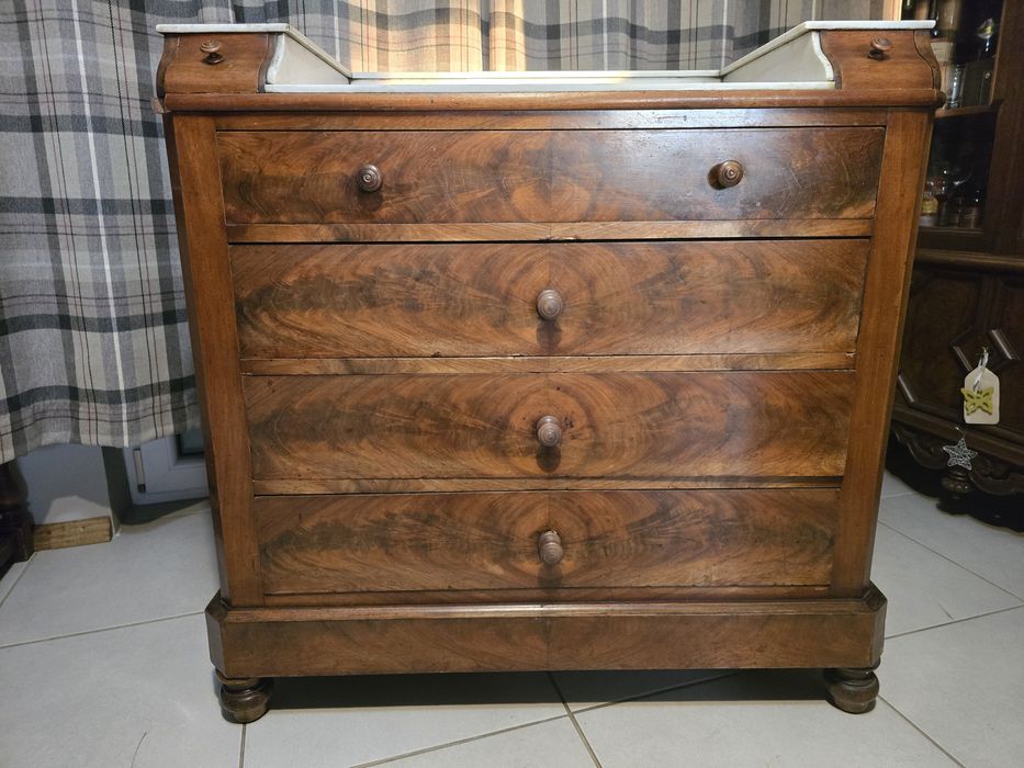 Zabytkowa zadbana komoda