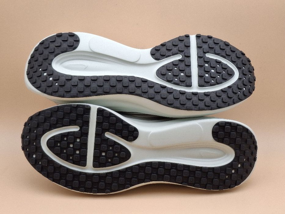Кросівки Nike Revolution 8 43 р.