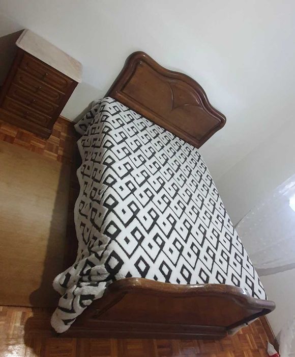 Mobília de quarto completa. Madeira maciça. Pouco uso.