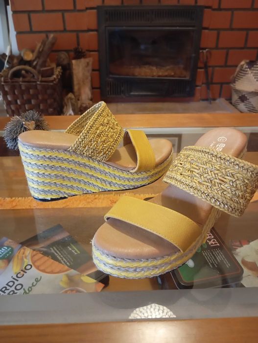 Sandálias com tacão SMF