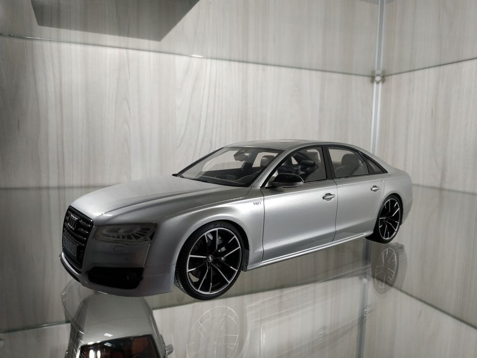 Audi S8 Plus Motorhelix 1:18 silver