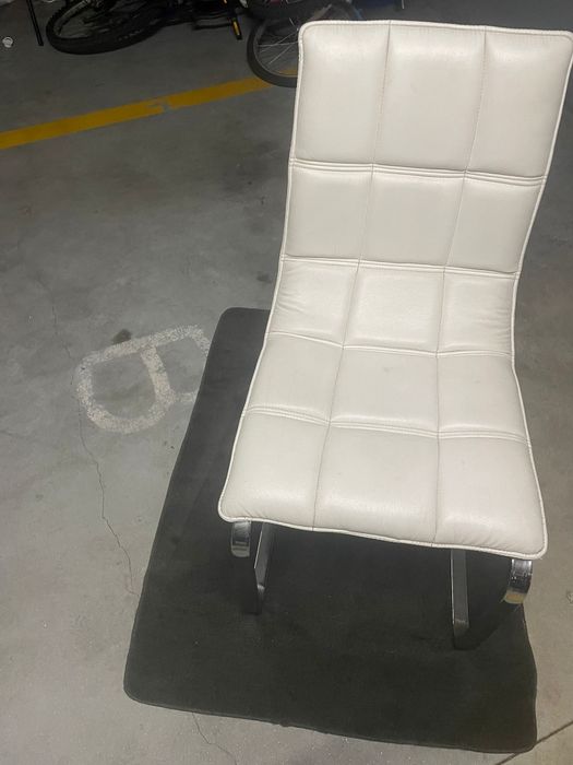 Vendo cadeira em inox branca