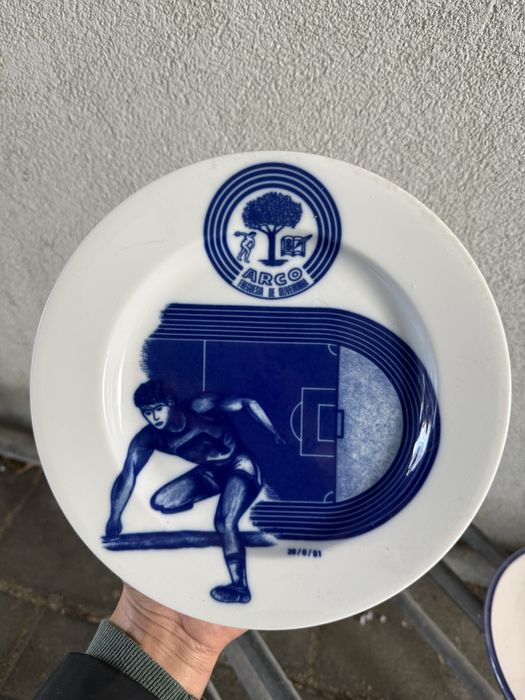 Varios pratos comemorativos