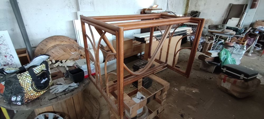 Mesa de bambu sem tampo de vidro