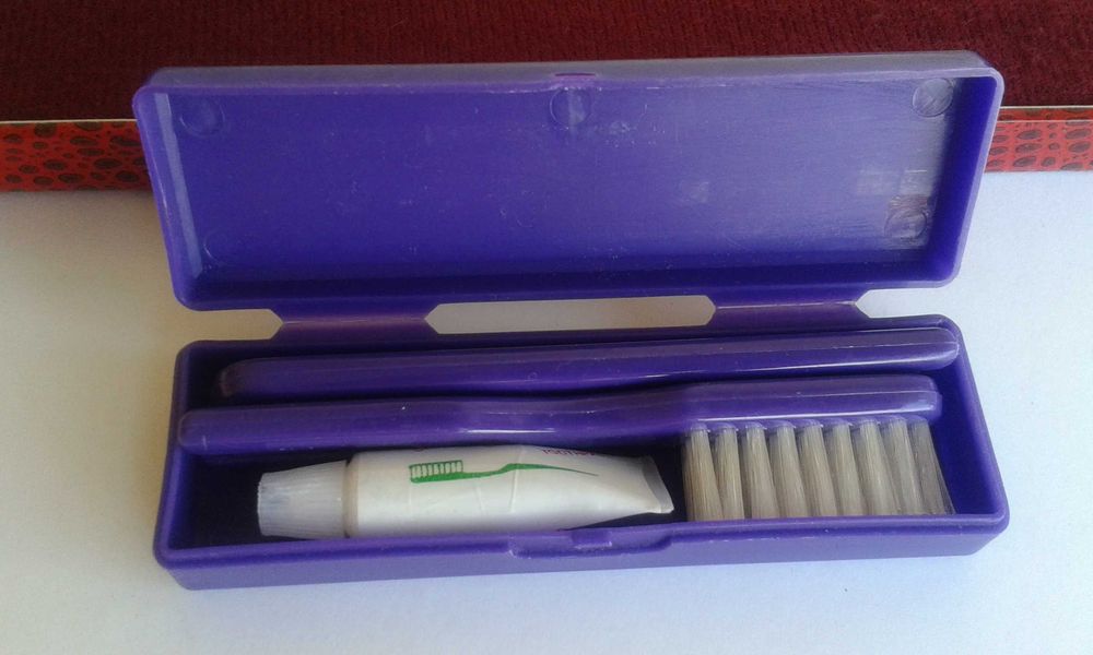 Caixa e Kit dentífrico de viagem