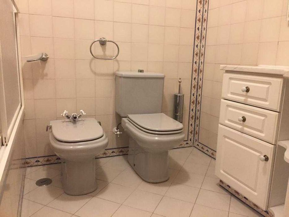 Loiça sanitaria e moveis de duas casas de banho completas -Cascais