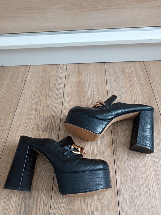 Czarne wysokie obcasy