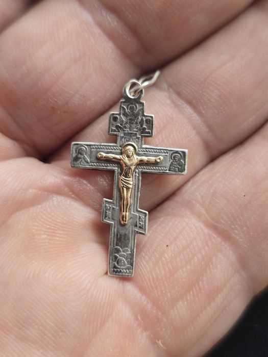 Золотиї хрестик з золотю ставкою розпятя  Ісуса хреста