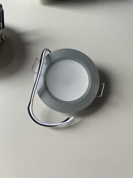Zestaw trzech nowych lamp led wpuszczanych